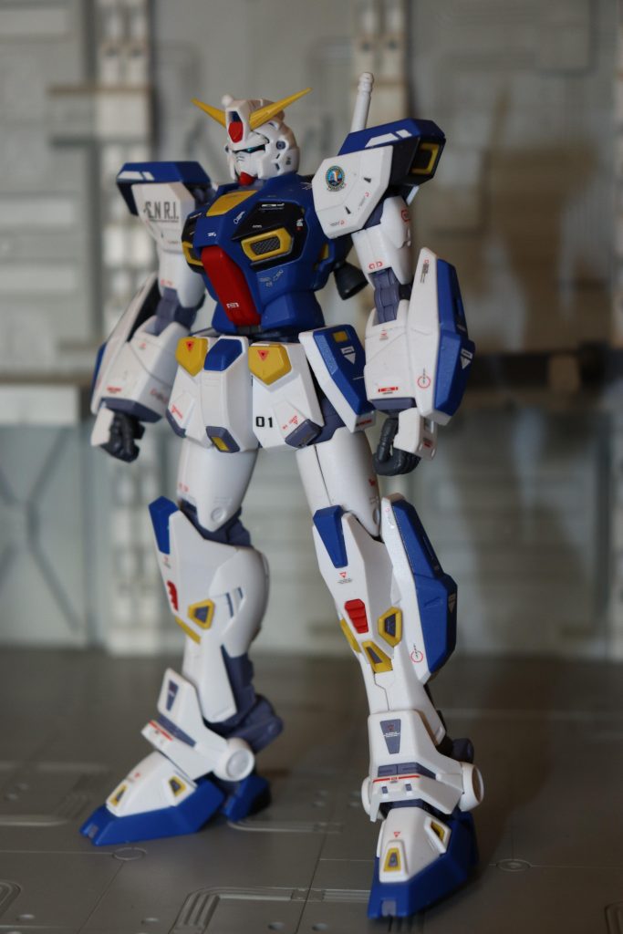 まず正面。実は作成からだいぶ経っており、ミッションパックをあれこれ付け替えてるので、だいぶ傷んでたりします・・・火星独立ジオン軍を作成してる時についでにデカールも張り替えるかー・・・と言う感じでトップコートも吹き直したのでついでに投稿しちゃえ!・・・と言う感じになりました!やはりシンプルに良いですね。初代ガンダムを正当進化させたような癖のないデザイン。昔から大好きです。胸部と肩のスラスター回り、踵等の一部は暗いブルーに塗装し直してます。