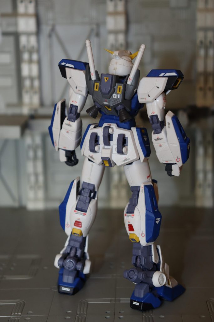 そして背面。後ろ姿も好きなんですよね。作成当初、付属のデカールを張り付けるのに失敗し、手持ちの他社製のデカールや、F91用のデカールを購入して貼り付けています。ミッションパックを付け替えるとどうしても剥がれるんですよね・・・そこが悩みです。