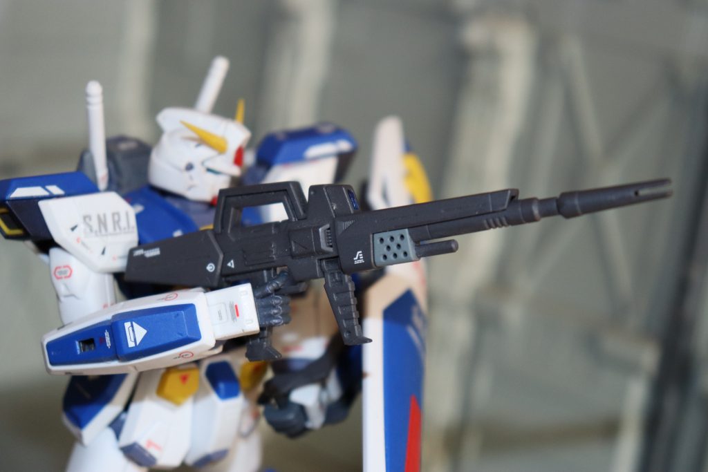 ビームライフル。一部明るいグレーで部分塗装。シンプルなデザインでミッションパック付属の手持ち武器もカッコイイのですが、F90と言えばこっちと言う感じ。エネルギーパックが取り外しできて、また複数個ついてるので良いですね。腰に装備したり、シールドの裏に装着できるのは好きです。