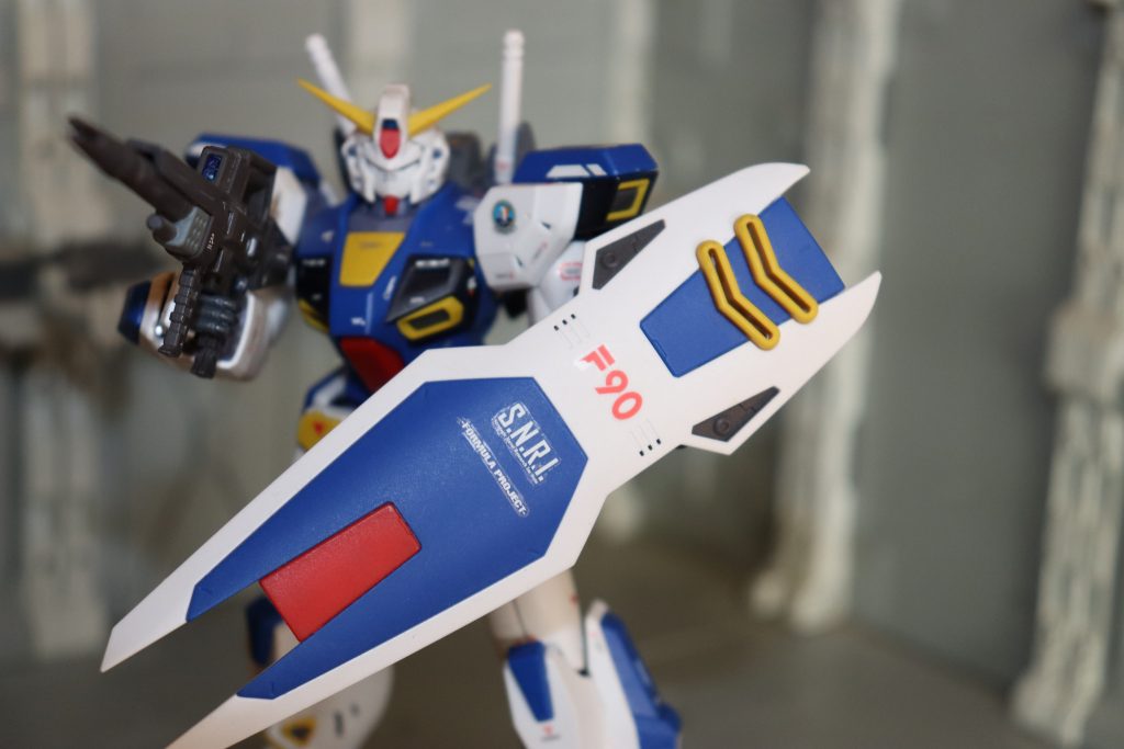 シールドもまた良い!よく見たらデカールが剥がれてる!!また補修しなきゃ・・・ ミッションパックがどんどん出てくるお陰で一番イジり倒してるキットとなりました。是非26種感想まで付き合ってほしい機体です! 2号機カラー、火星独立ジオン軍仕様、そして改修後のⅡ型と機体本体もバリエーションでてるので、是非F90Yクラスターガンダムも出て欲しいです!