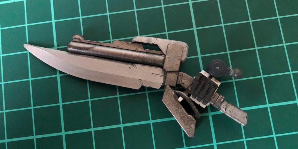 ガンブレイドがこの機体のメインウェポンとなります。ロングソードタイプはもう間に合ってたのでナイフタイプのコンパクト仕様にしました。使用したのはGエグゼスジャックエッジの武器です。いつか使いたかったので良い機会でした。あと一応持ち手も可動できるようにしましたが、少しサイズが大きいです…