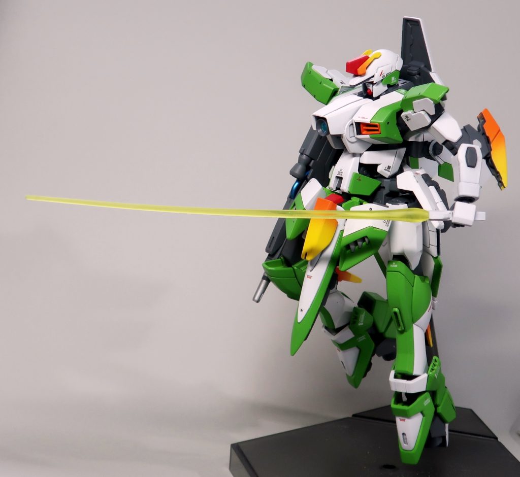 ビームサーベルは、主翼兼腰部背面装甲と、レールキャノン砲身に搭載されています。