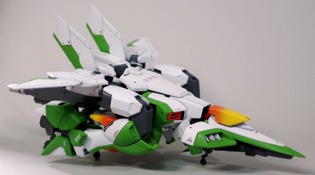 ランディングギアは、肘アーマーと機首に内蔵されており、差し替えなしで展開できます。ヒンジが緩くて支え切れてない感じですが。