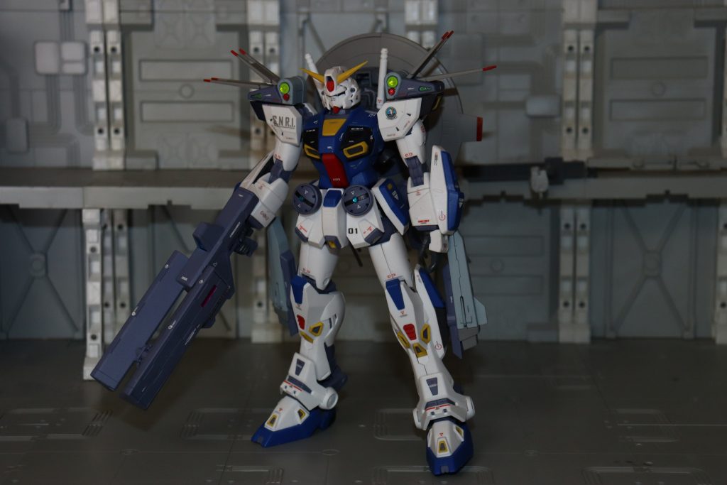 まずは前面。後部のレイドームユニットが重たいので後ろにひっくり返りやすいですが、ジャミングライフルを持たせて丁度バランス取れる様になってます。