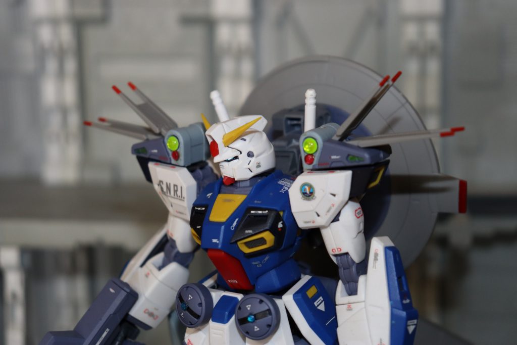 肩部とフロントアーマーのセンサーユニットのレンズ部分はクリアパーツなどに変更してます。元々丸い部分を削り取ったので周りは傷だらけに・・・