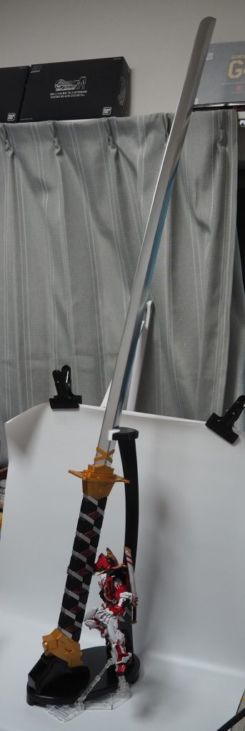 サイズはもちろん規格外なので、撮影スペースにはまず納まりません全長150cm超えの文字通りの化け物サイズ刀身は木材を削り出して製作し、柄はプラ板、パテ、3Dプリンターの合わせ技で製作台座は市販の安物を手直しし、一部パーツを追加で製作して縦置き出来るようにしました