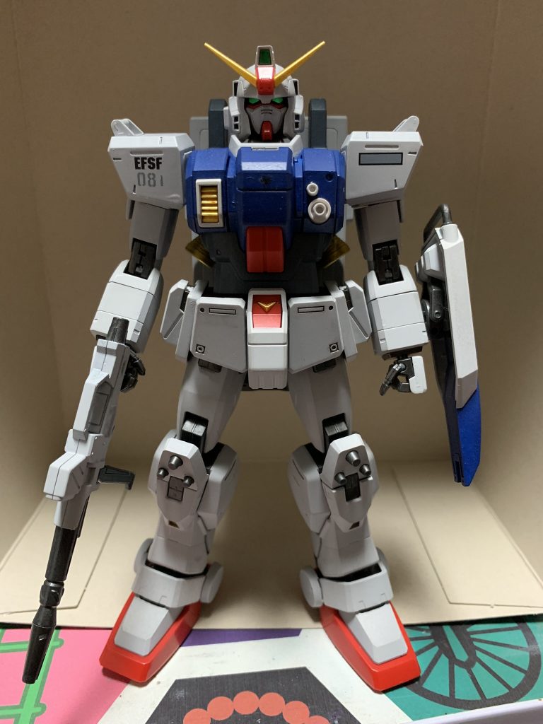 最初は普通に全塗装で制作しました。陸戦型ガンダムの白いパーツは真っ白ではなく少しくすんでる感じなイメージなので、白パーツは1500サフだけ吹き付けてそのまま仕上げとしました。個人的にはしっくりきたので満足です♪センサー部分のグリーンだけシールをそのまま使いました。塗装よりそのほうが光ってるように見えるので。