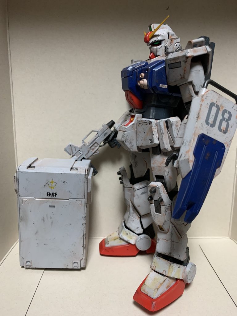 シールドやコンテナもちゃんと汚しました。あとこの角度だと分かる、肩パーツの角の汚しが抜群じゃないかな・・・と自画自賛♪( *´艸`) 「これだけは言っておく、絶対に死ぬな!・・・~隊長として小隊1人も欠ける事なく生還し共に勝ち取る事を切望してやまない、以上だ!」「アイナーっ好きだーっっっ!」