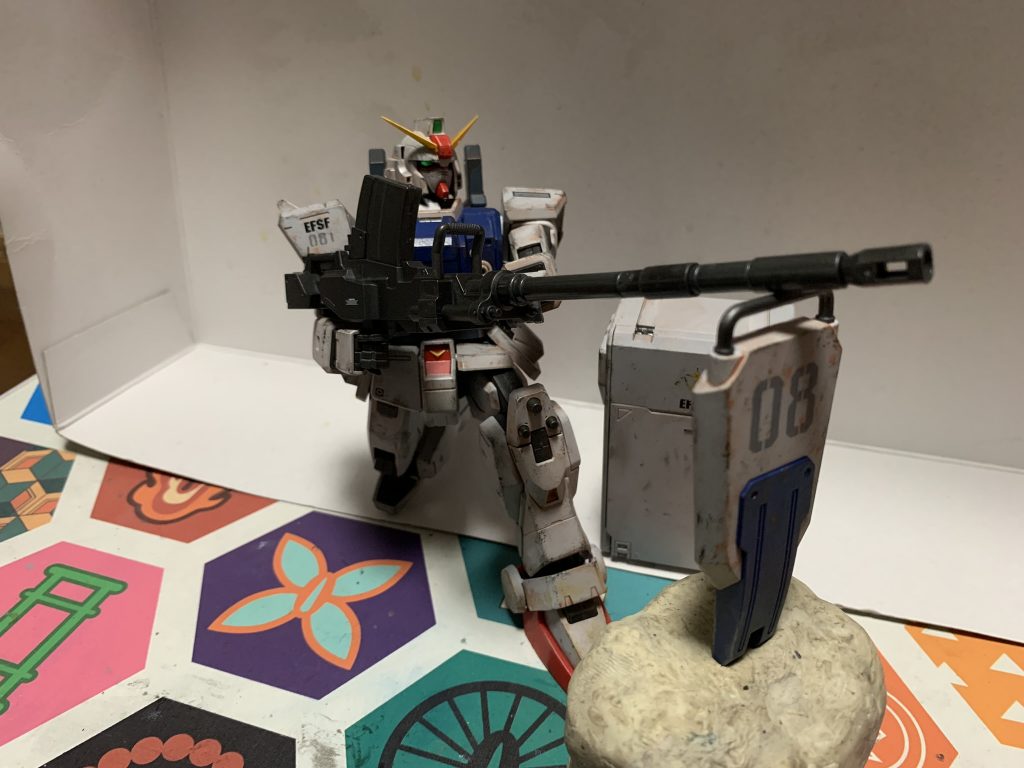 OPの印象深いシーンを再現してみたくて、直接シールドの上に砲身を置く為に粘土にシールドぶっ刺しています。OP中でも地面にぶっ刺してましたね。