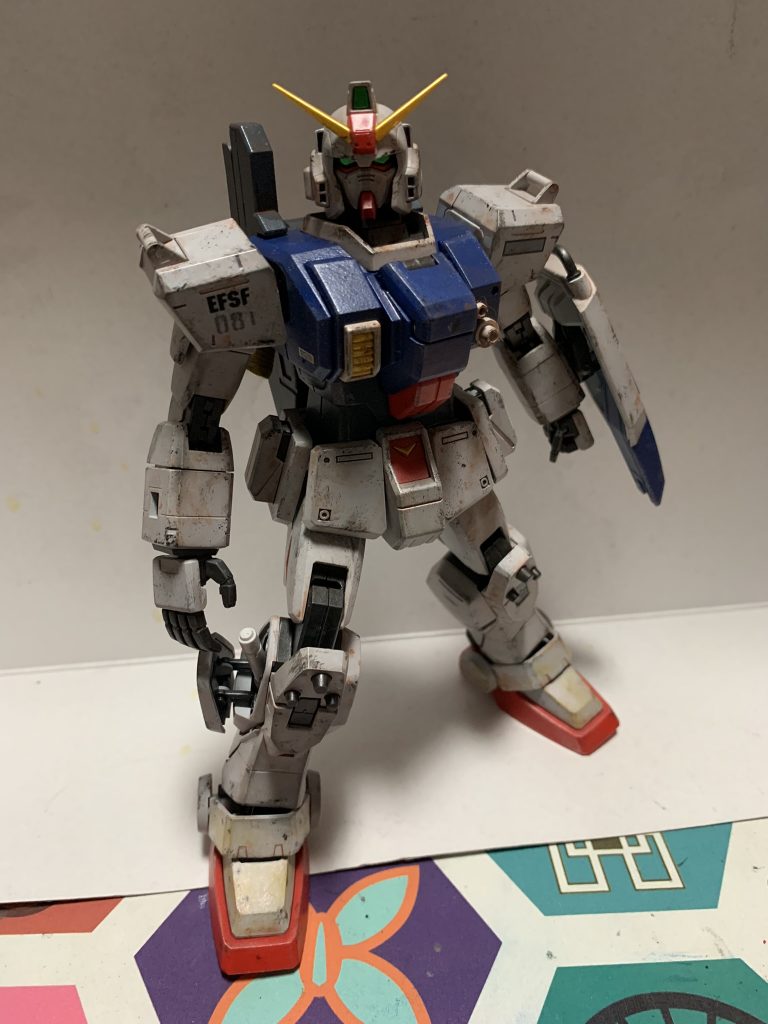 「サーベルに手が届いてないじゃんw」という人もいるかもしれませんが、設定でも「しゃがまないと手が届かない。」という事になっています、これでいいんです♪このギミックが個人的に妙にカッコ良くて好きです♪他作品ですがパトレイバーもこんな感じですよね。