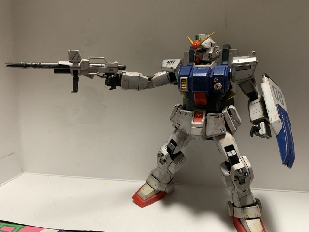 完成してから「なんかおかしいなぁ~・・・?」と思ったら、ビームライフルの白い部分が色分けされておらず黒一色みたいな感じなのに後で気づいて、ビームライフルだけ最後に急いでマスキングして塗装しましたwなぜライフルだけ色分け手抜きされてたのか・・・永遠の謎w