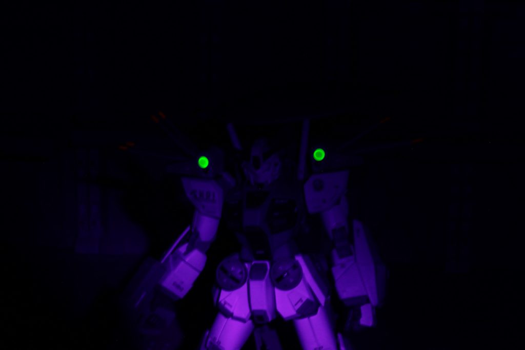 肩部のセンサーユニットの大きいレンジはブラックライトに反応して光ります!