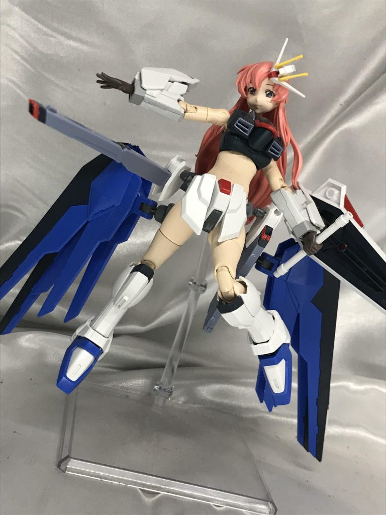 武器は全て活かしてます。と、言いたいのですがビームライフルがなくなってしまったです（；゜□゜）肩アーマーは髪と強力に干渉しますので腕に回しました。