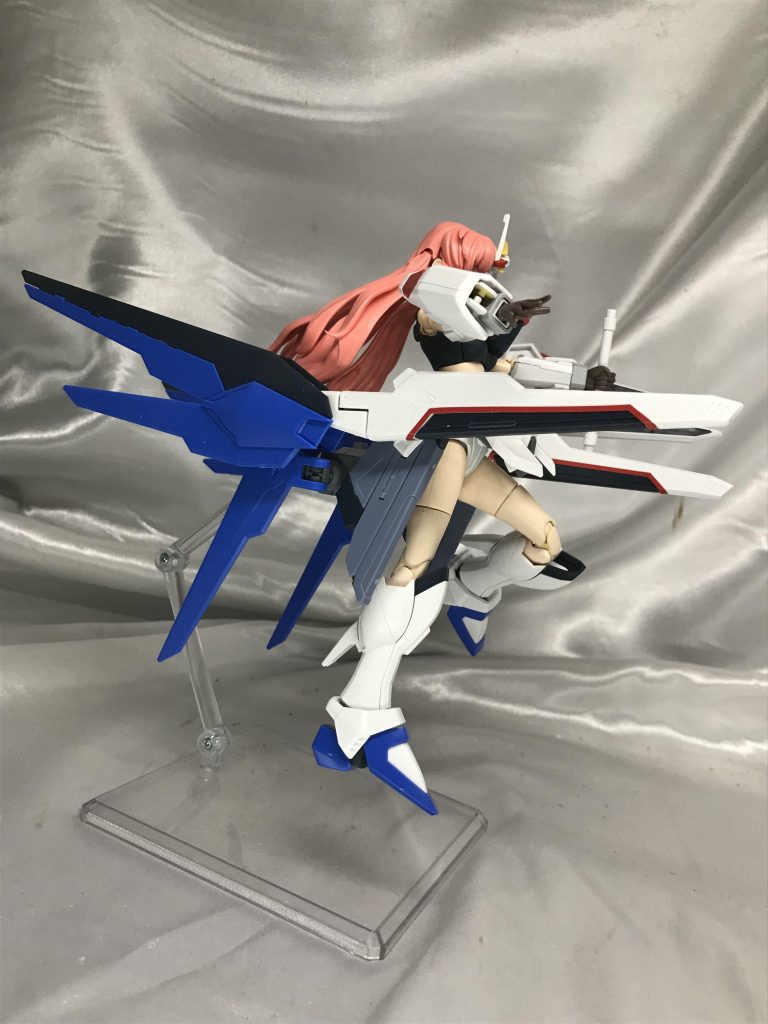 おなじみ？のヴェスバー風発射ポーズ。背中の翼は髪と大変に干渉するのでお尻に落とし、腰から展開するようにしています。