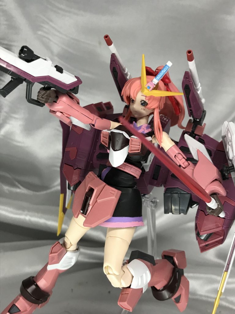 ちょっと不格好になりましたが、バックパックのレールガンを可動式に。首を振るときの干渉を避けるようにしました。