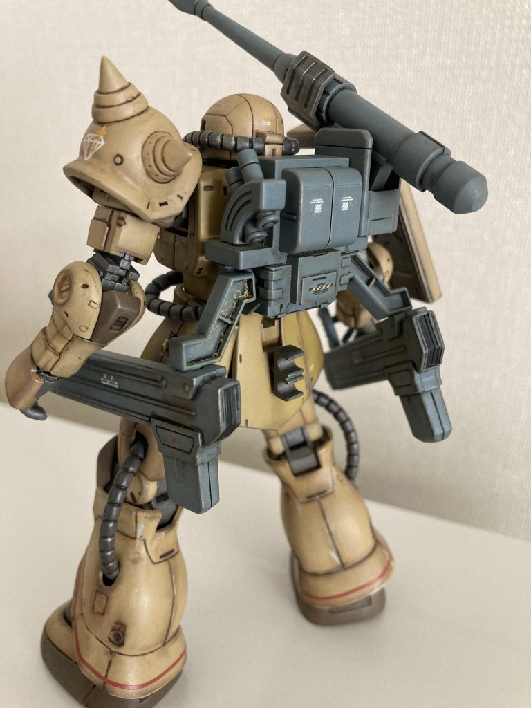 後ろ姿も兵器っぽくて素敵です。砂漠に居そうなので、砂汚れを付けましたが、わかりませんね....