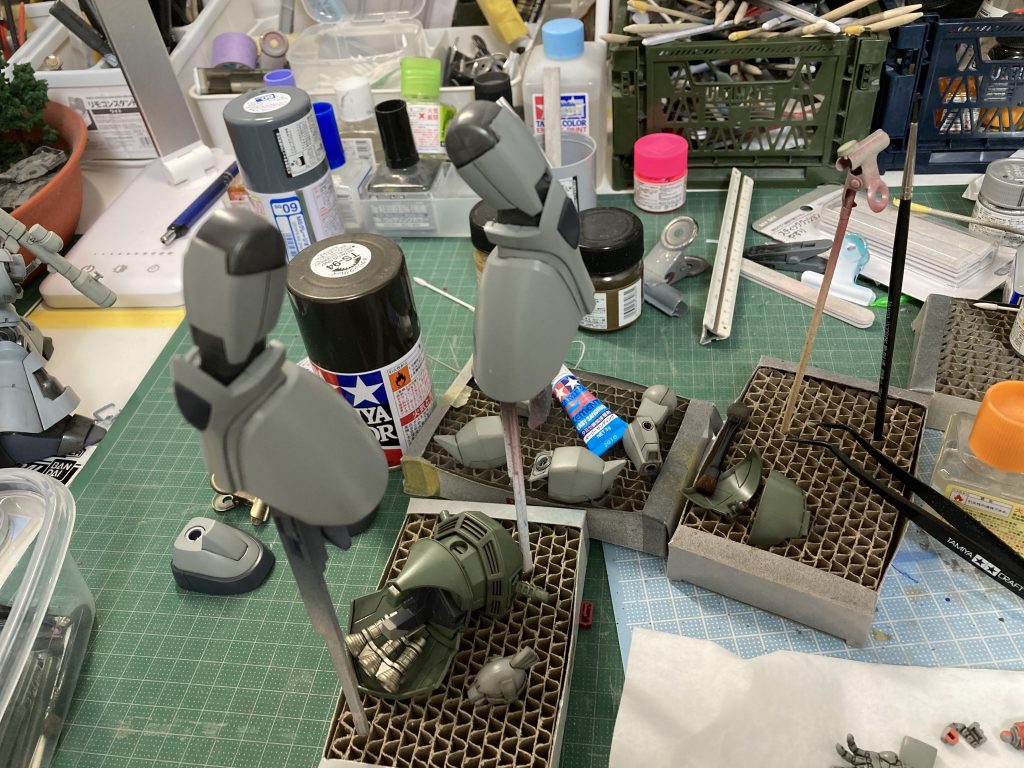 いつもの缶スプレーといつもの汚い作業台...