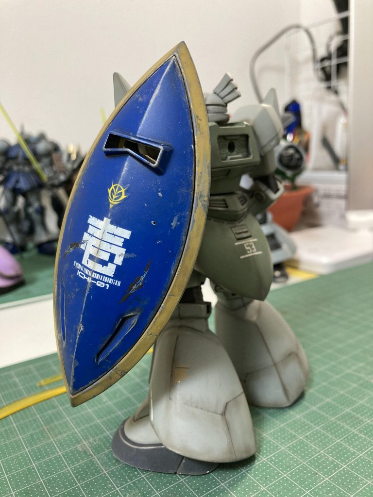 シールドは余剰缶スプレーを塗布...キズ後は、カッター彫り+爪楊枝ﾁｮﾝﾁｮﾝにて演出...