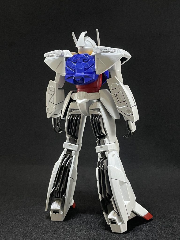 脚の後ろ側のスラスターは後ハメ加工して塗り分けました。ここは上手くいったところなので満足しています。膝裏のところにちょっとだけ合わせ目が残ってしまっていますが、他は一通り合わせ目消しの処理をしています。