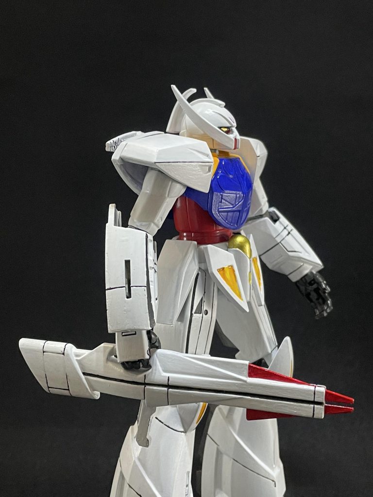 このキットにはハンドパーツは握り手のものしか付いていなかったので、HQパーツのFハンド[丸]に換装しました。握り手はボールジョイントであるのに対してＦハンドは3mm軸だったので腕パーツの中を削って3mm軸を固定できるように工作しています。その影響で装備品を手に持つことができなくなりましたが、代わりにライフルを手に提げられるようになりました。