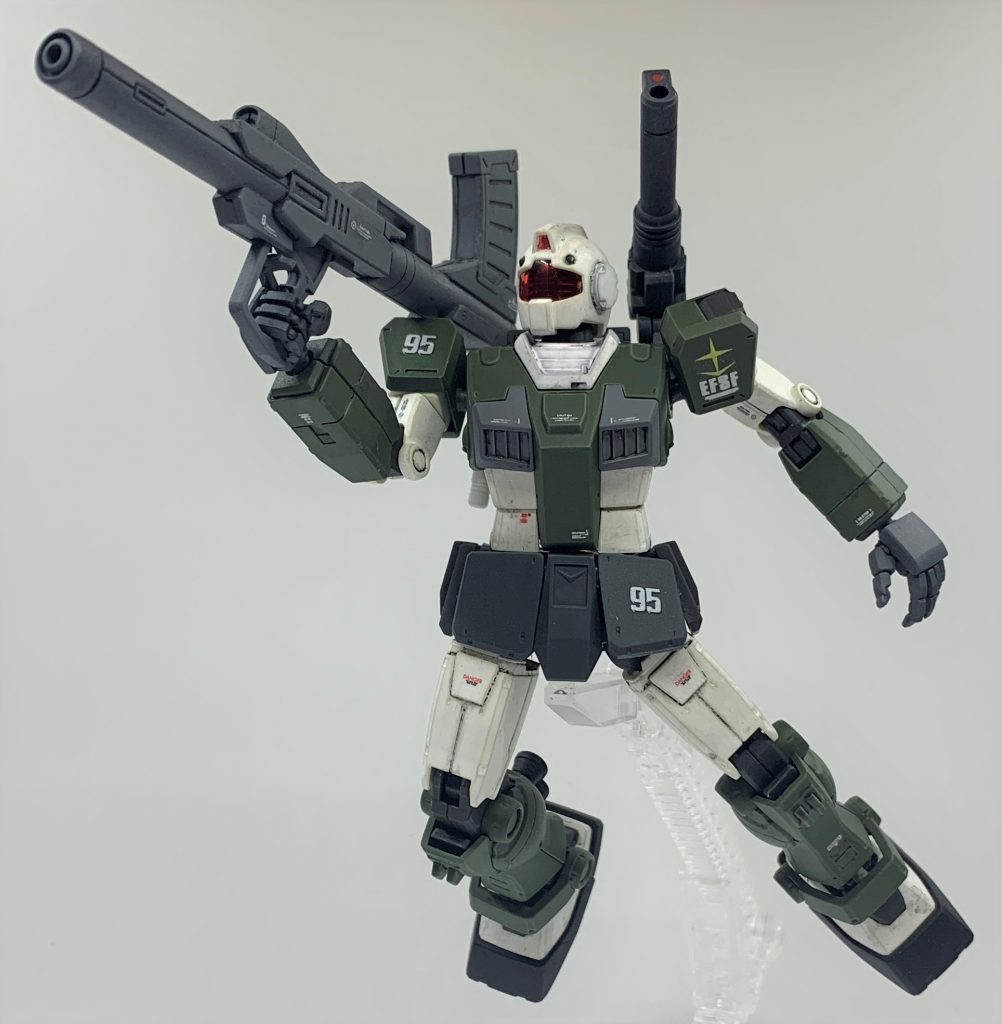 頭部のバイザーガードもあまり好きな形状ではないので、パイロットの意向でインターセプター標準のバイザーガードは外されたということにしました。バイザーガードはセンサーの保護になりますが、その代償として各種センサー感度を低下させてしまっているため、このパイロットは射撃精度を優先したセッティングにしたと妄想しました。ジムのバイザー部はセンサーなのかカメラなのか、設定資料によってまちまちな認識ですが、ガンダムのカメラ位置を考えるとジムもちょんまげ部がカメラなのが自然だというのが私個人の見解です。耳は以前購入、制作したスレイブレイス陸ジムの余剰頭部から切り出しました。