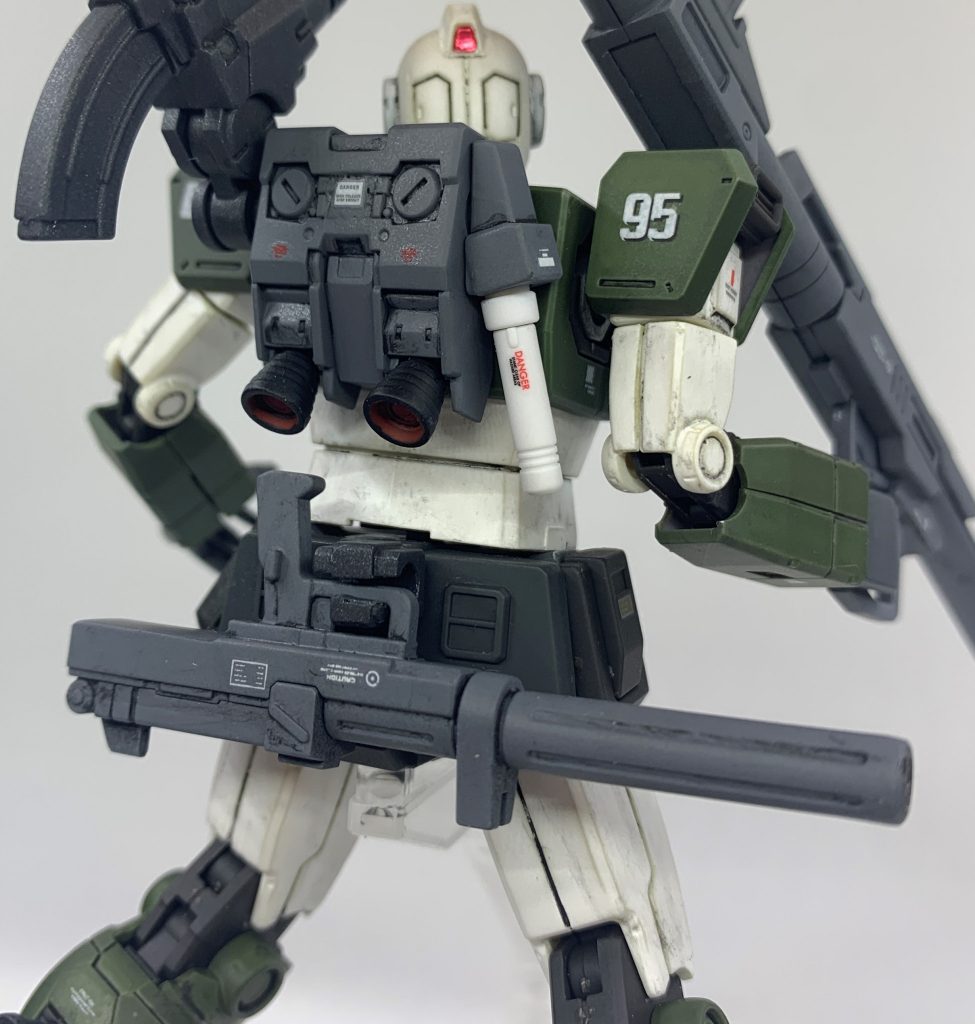 肩に担ぐロケットバズーカを運用する為、干渉しないようにビームサーベルホルダーの向きを下向きにしています。本来腰部に位置していたビームサーベルホルダーは不要となった為、ビームガンラックに換装されています。バックパックのシールドを背負う為の穴はカッコ悪いので埋めました。