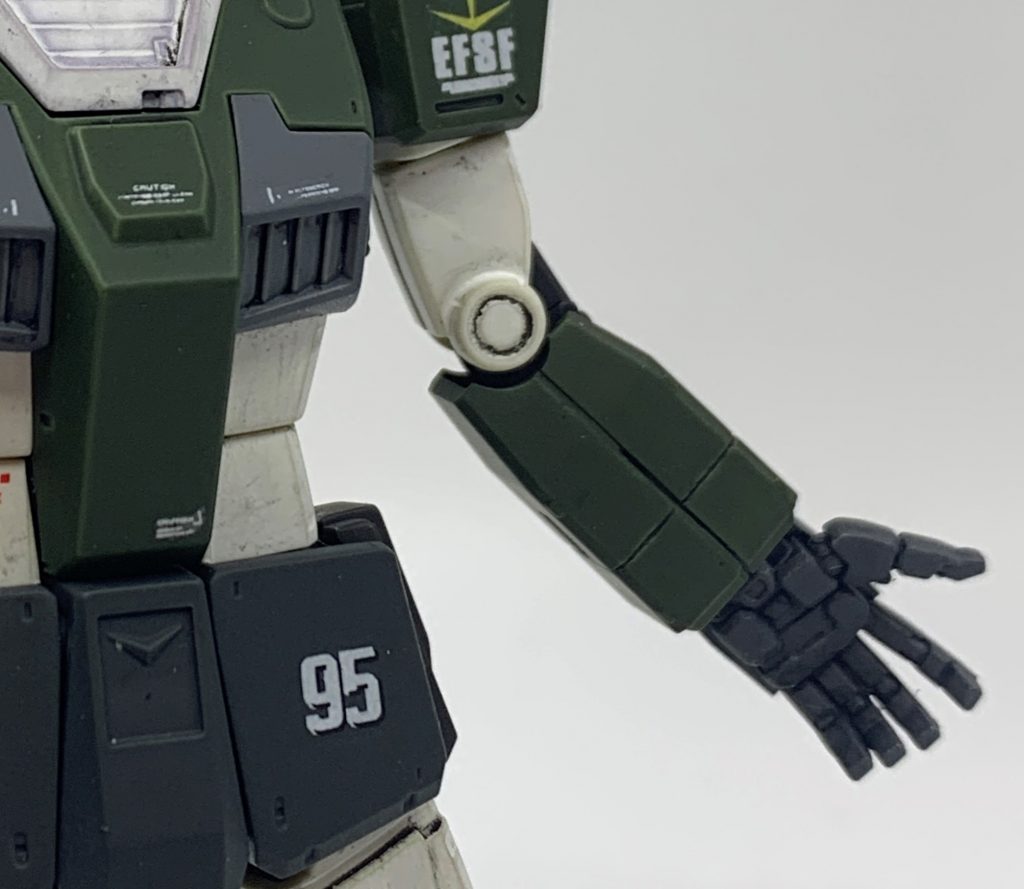 シールドを持たせる予定はないので、前腕のシールド装着用穴も埋めました。埋めた痕が目立たないよう、左右を逆にして内側に来るようにしました。