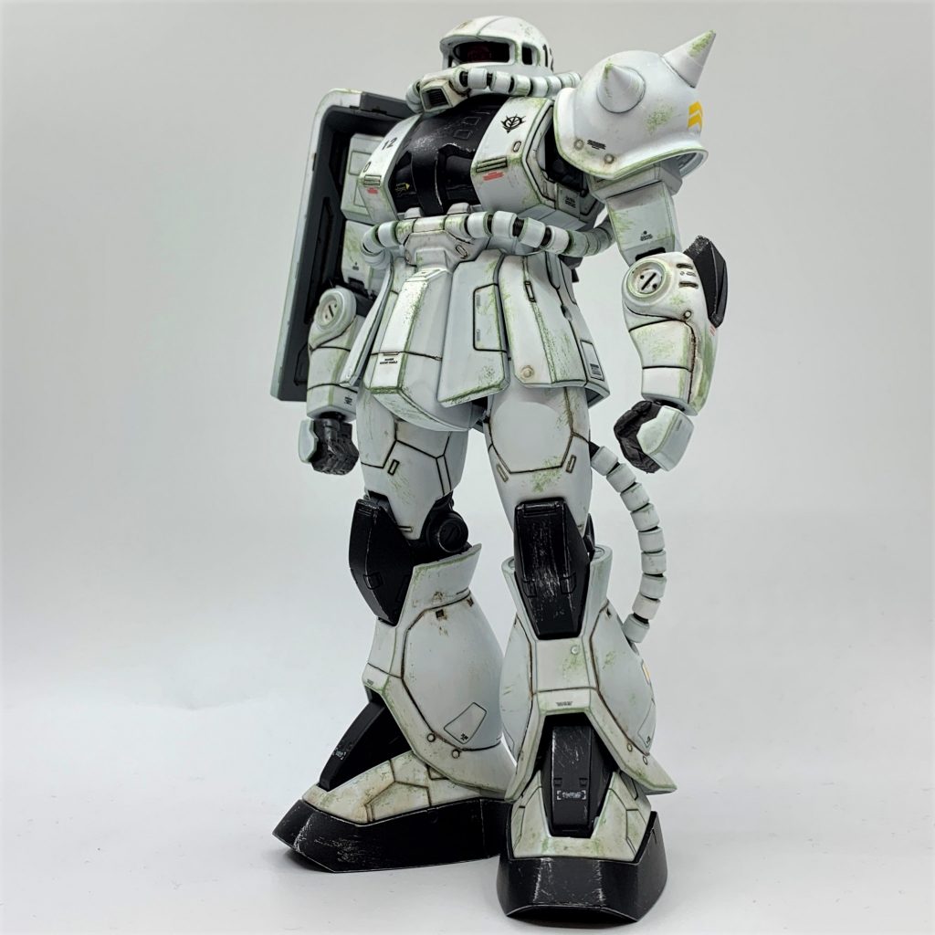 可動範囲は絶望的ですが、逆にガワラ立ちさせれば最近のMGキットを凌駕するカッコよさだと個人的には思います。足首の接地能力が足りず、カトキ立ちはそもそもできませんが(苦笑)足首は引き出し軸くらい追加工作すべきでした。。素組みでガワラ肘が出来るのは、このキットの非常に優れたポイントですよね。まあ頑張って可動範囲拡張したところで知れているので、このザクは割り切って「ガワラ立ち専用ザク」として、我が家の棚を彩ってもらおうと思います。