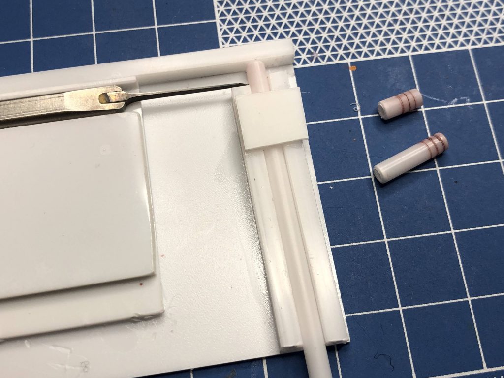 可動シリンダーのディテールアップ用治具です。プラ棒をくりくり回すことで同じ位置にで溝が掘れます