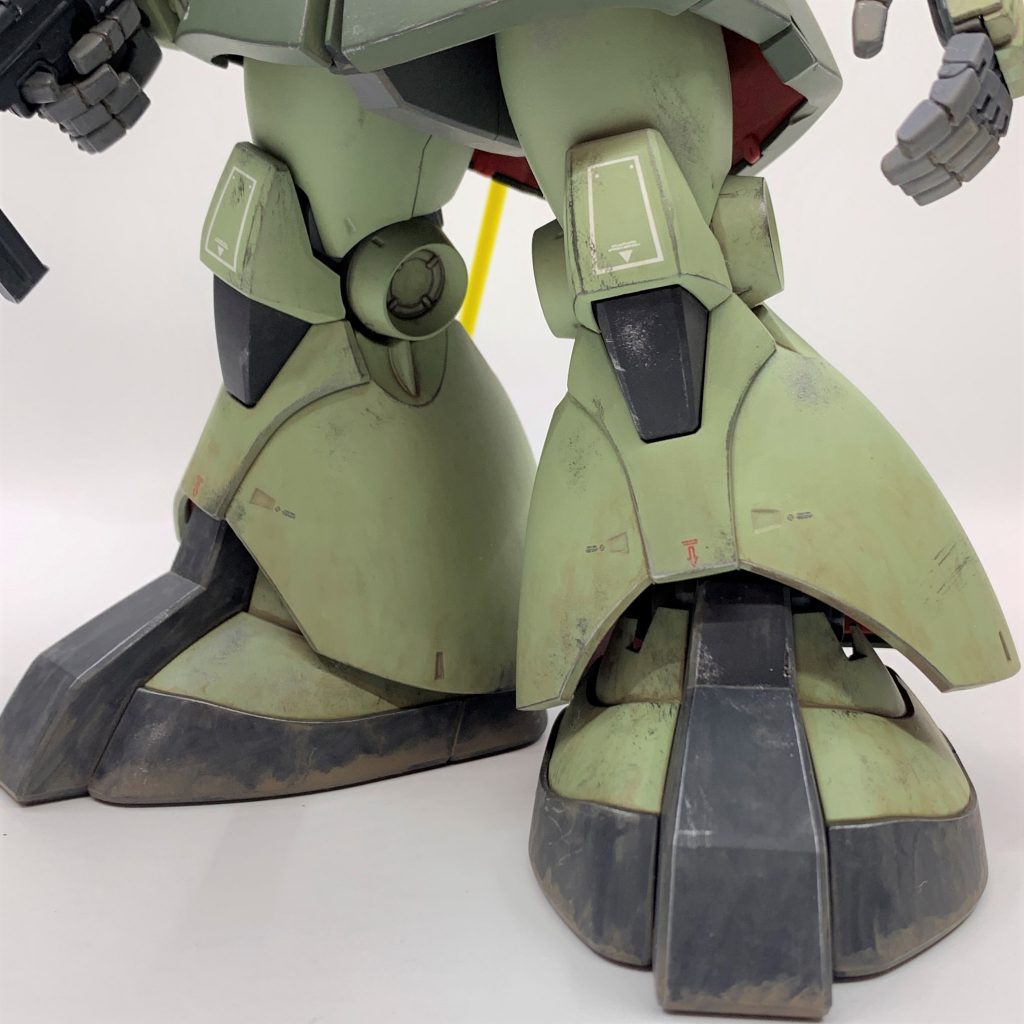 陸戦らしく、足元は重点的に汚しました。クレオスのウェザリングカラーを濃い目に乗せて、薄め液を染みこませた綿棒で塩梅を調整しています。ドライブラシ、チッピングはエナメル塗料を筆で乗せています。