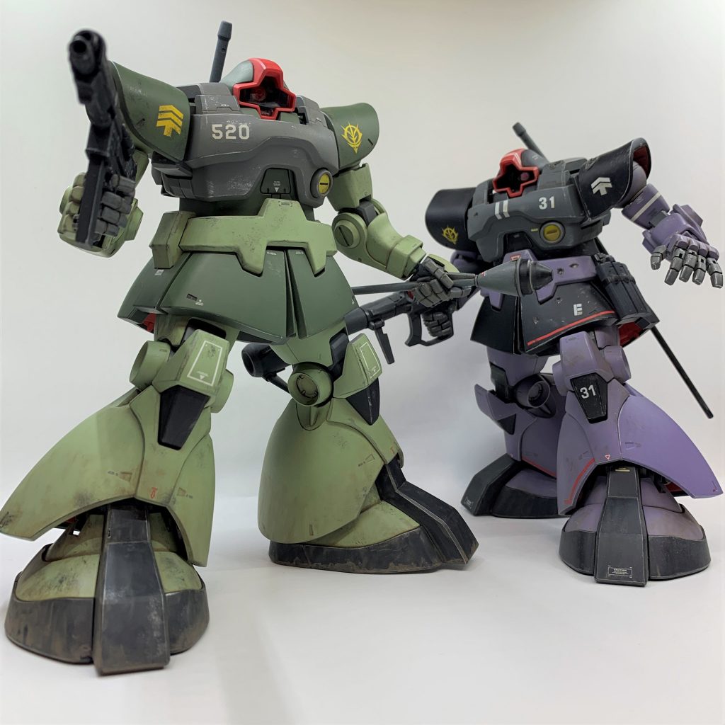 以前制作した成形色リック・ドムと並べてみました。ドムが並ぶと壮観ですね。MG3体並べた事は無いですが、3体揃えても我が家では飾る場所がありません(笑)20年以上前に発売したキットにもかかわらず、一部改装で新型大人気キットとして通用するポテンシャルを持っているバケモノキット、今回も存分に堪能できました。最後までご覧いただきありがとうございました。