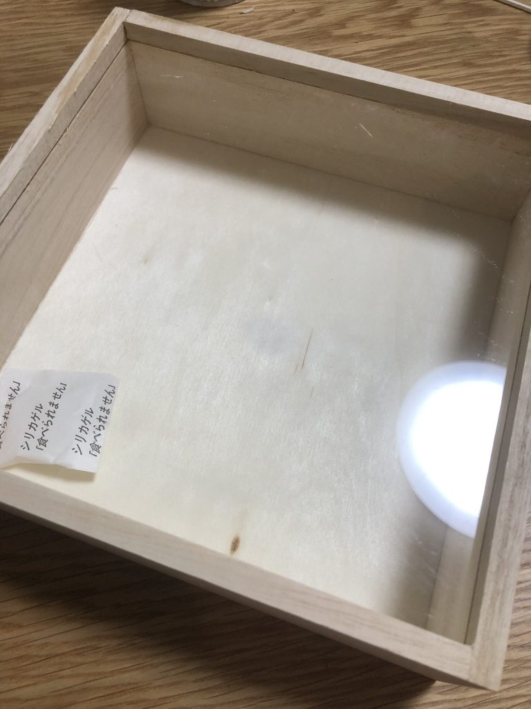 百均でジオラマの土台意外の使用用途がよく分からない箱を購入。