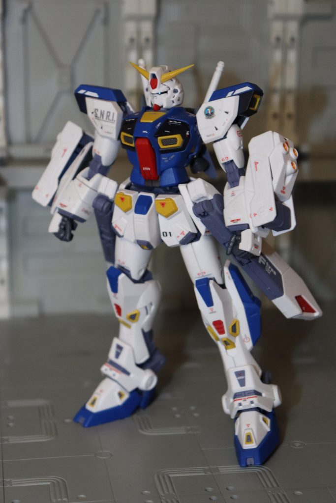 まずは前面。腕部格闘装備が特徴的ですね。これだけでマッシブに感じます。