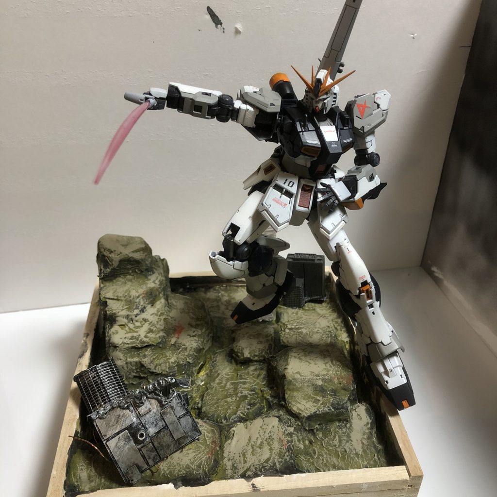 劇中、νガンダムがサザビーに一太刀を浴びせるも、スカすシーンを再現しました。本来、シーン周辺にジオラマのようなスペースデブリのようなものは存在しないのですが、RGとジオラマとの情報量のギャップを低減するために自作して配置しました。また、背部に差している一本のファンネルも本来存在しません。しかし、裏から見た時のバランスが良くなるため、広角に開いた状態で装着しています。このシーンが好きなので、この状態で飾って楽しもうと思います。