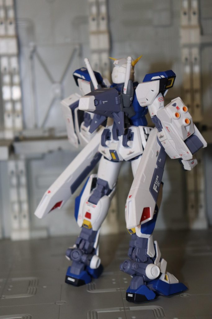 一番お気に入りの背面。バックパックの追加ユニットがシンプルかつ機動性高そうで好きなんですよね。腰部のサブマニュピレーターユニットは良く追加スラスター、又はプロペラントタンクに見立てて他のパックと組み合わせしやすいのでお気に入りです。