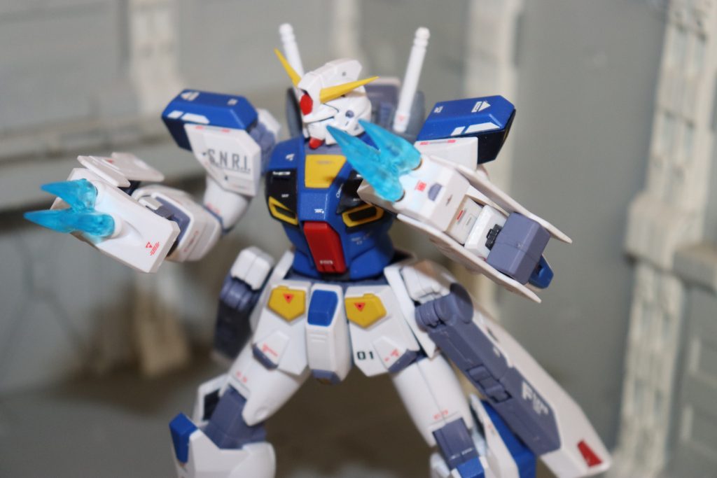 腕部格闘装備展開。ビームナックルと行った所でしょうか?コミックのF90FFでのF89との模擬戦は良かったですねぇ。(F89もキット化しないかな・・・)ゲームやアニメだと映えそうな武装ですね。