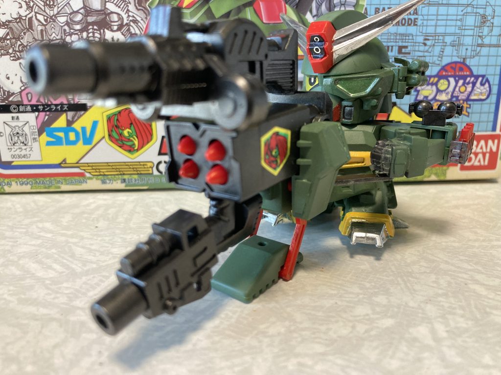 メガバズーカランチャーモード手持ち武器と肩のミサイルポッドが合体する大型武装というのは凄いですね。とはいえ、保管するときは標準武装でないと本体が武装で隠れるというｗ