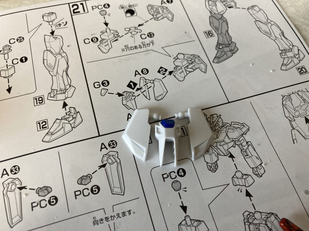 組み立て説明書ではフロントアーマーはそのまま装着です。中の軸を見て、分割しても向け落ちる事はないと判断。ニッパーで分割して、干渉しないように少しヤスリで削ました。なお、EGストライクでも同様に左右分割可能です。