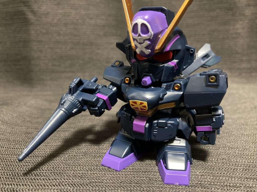 X2は塗装個所が少なくなります。アンテナ、どくろマーク、肩スラスター、胴体バルカン、放熱フィンとなります。背中のスラスターが大型のパーツが付属してればよかったのですが、X1の元サイズは同じでした。まぁ、値段も安いキットですし、そこは求めすぎですね。