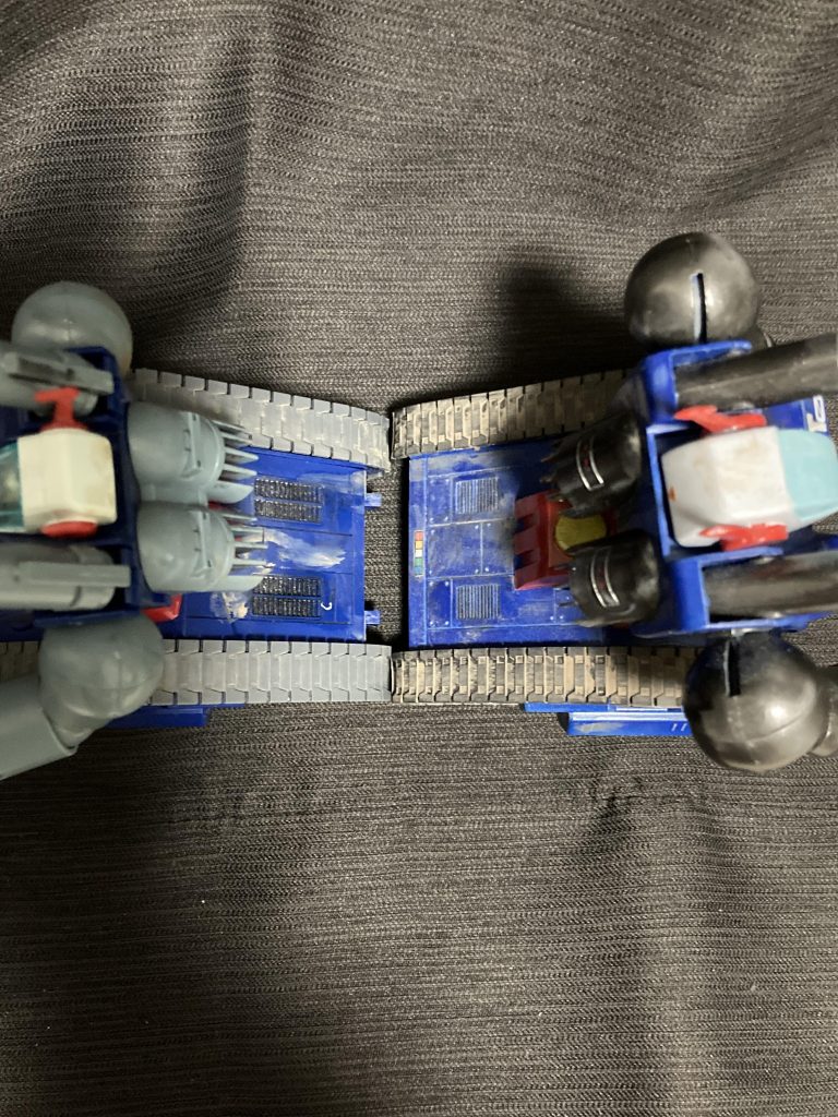 上からの比較。胴体は細くなっていますが、キャタピラが太くなっている分、全体的なサイズはそれほど変わりませんでした。