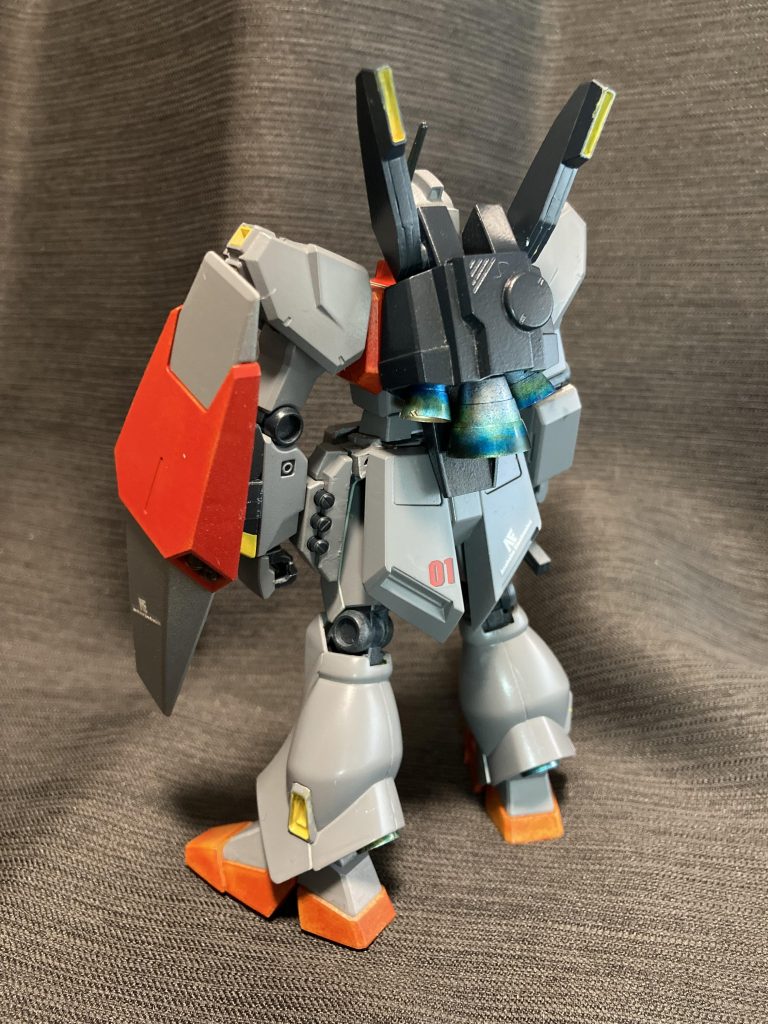 　背面。　バーニアは焼け塗装に挑戦してみましたが、出来としては今一つ。これについてはもっと練習が要りますね。　ジェガンのバックパックはそのままだと取り付けができないので、取り付け部は作り直しています。　本体側は無改造で、EG νガンダムのバックパックへの変更も可能です。