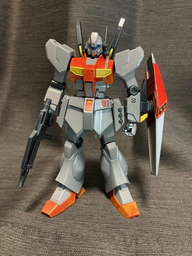 正面から。νガンダムだと姿勢制御バーニア付きのサイドアーマーになっていますが、基本はジェガンということでビームサーベルラックとハンドグレネードに交換しました。