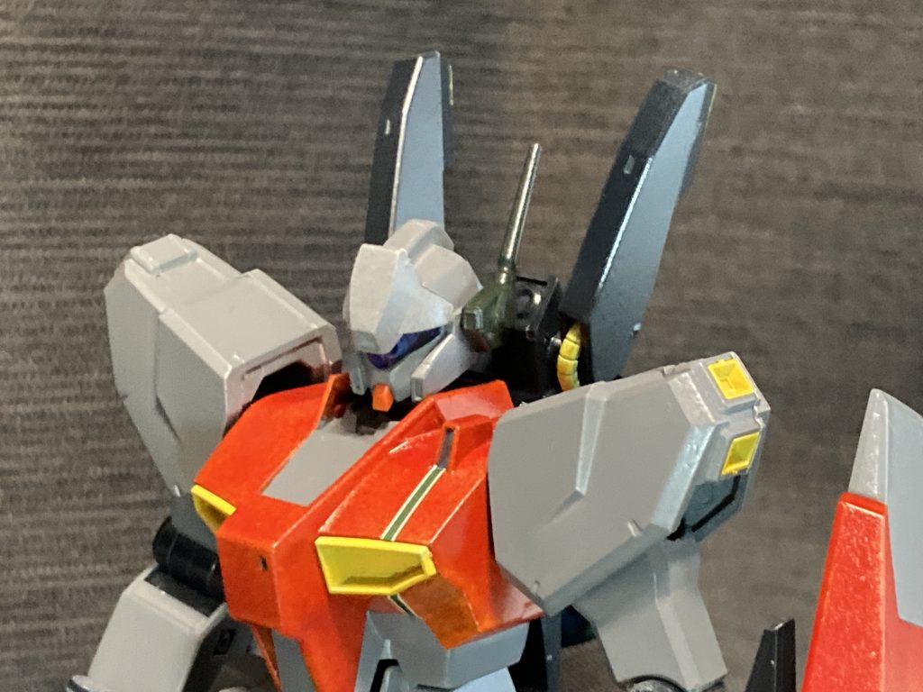 胸部のセンサー部分は塗装ではなく、ダイソーのデコレーションテープを張り付けています。