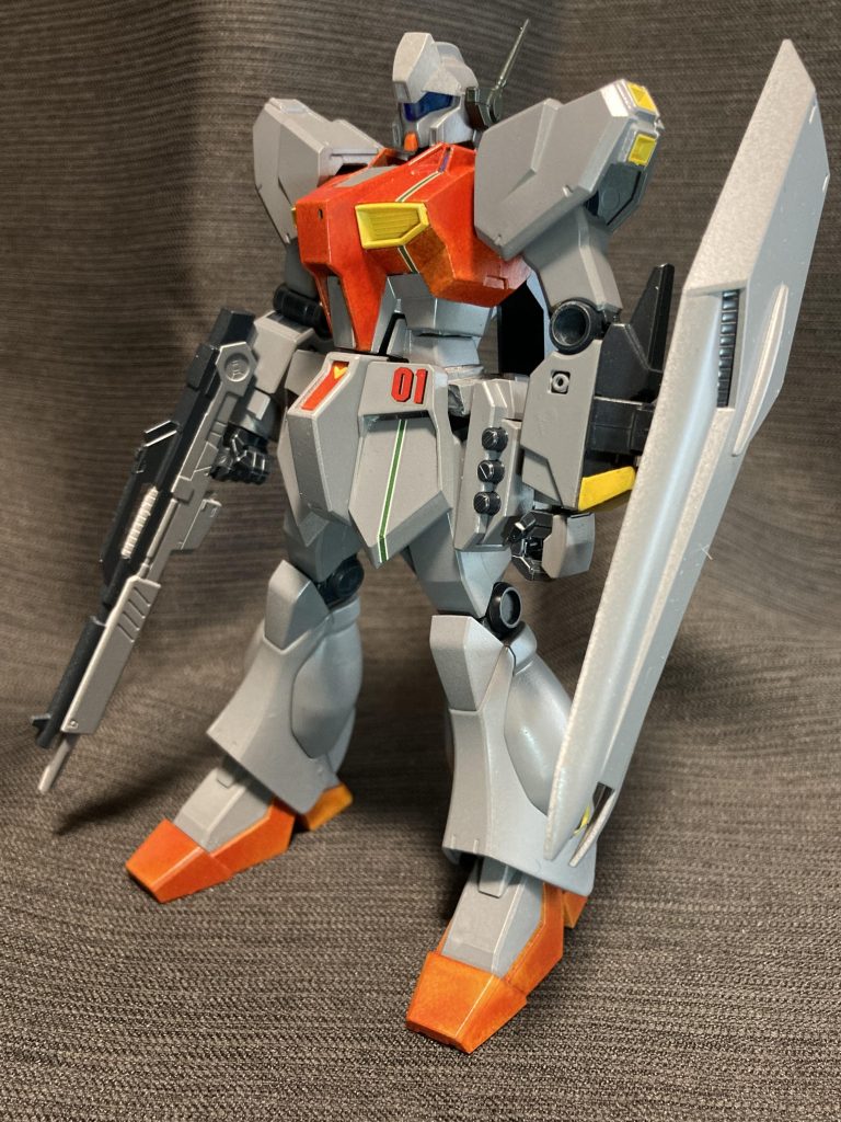 EGνガンダムがベースのため、νガンダム用のシールドとライフルも装備出来ます。もっともジェガンのシールドを持たせるため、EGの構造だとうまくいかないためシールド側はポリキャップを埋め込み、マウントパーツは改造しています。