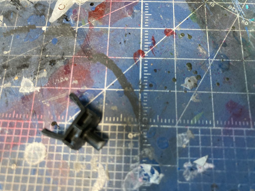 ちょっとピンボケですが、EG νガンダムのシールド取り付け部を切り落とし、バイス３ｍｍの貫通穴を開けてランナーを使ってジョイントにしています。