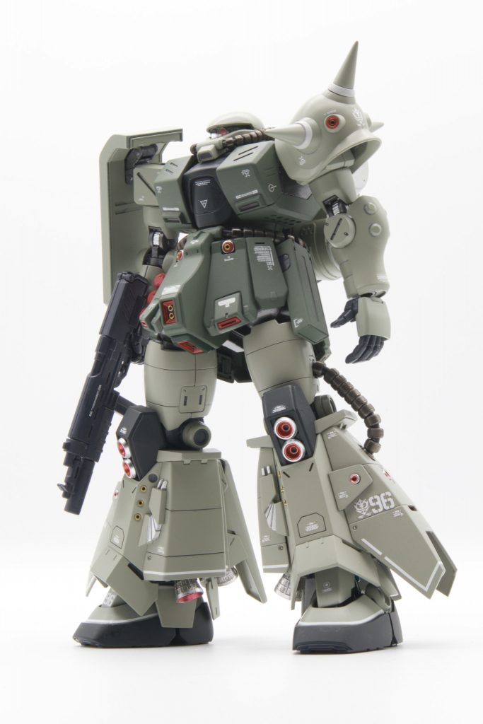 地震で破壊されたサイコザクから生き残った脚をザクⅡ改に移植してみました。高機動型ザクⅡ改という事で。。。（でも元々06FZは06R-2よりも推力大きいからデチューン？？）