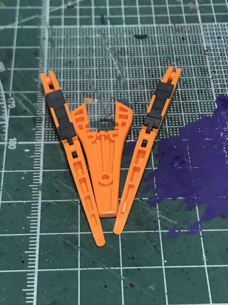 シールド部分の目立つ肉抜き穴は、塗装しないので、ランナーパテで埋めることにしました。