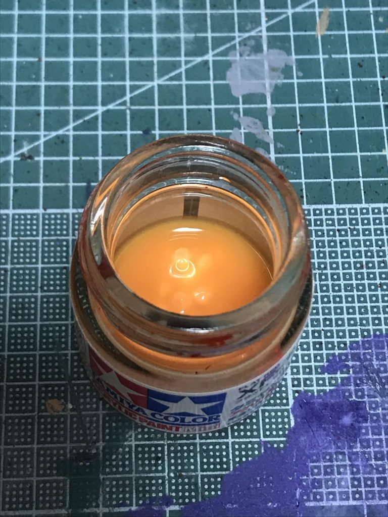 空き瓶に、流し込み接着剤と切ったランナーを入れて、放置。