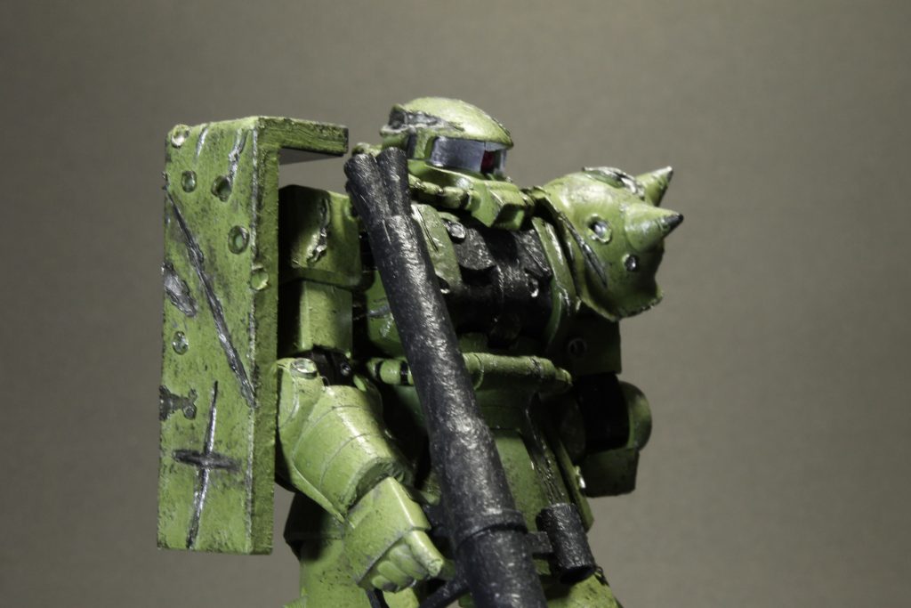 右腕のシールドはやはり傷を多目に付けています。シールドで適切にダメージをいなす歴戦パイロットであるはず。