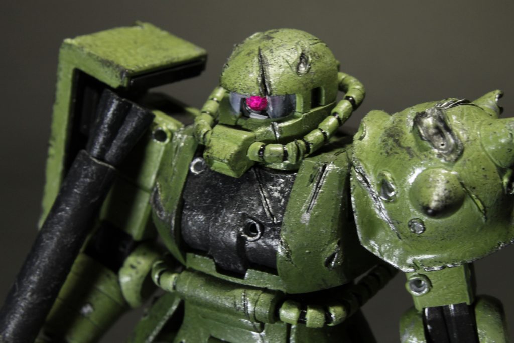 一番のお気に入りポイントのメインカメラ破損です。紙一重でビームサーベルをかわす戦闘をイメージしました。傷ついた顔が渋いです。